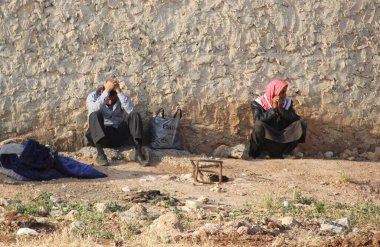 Halep, Suriye 11 Mart 2017: Bombalamadan kaçmak için tarlalar arasında büyük sivil gruplar yürüyor