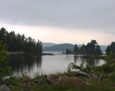  Yaz mevsiminin manzarasında ağaçlar, su, nehir, göl, bulutlu bulutlar, yapraklar, kayalar huzurlu ortamında.