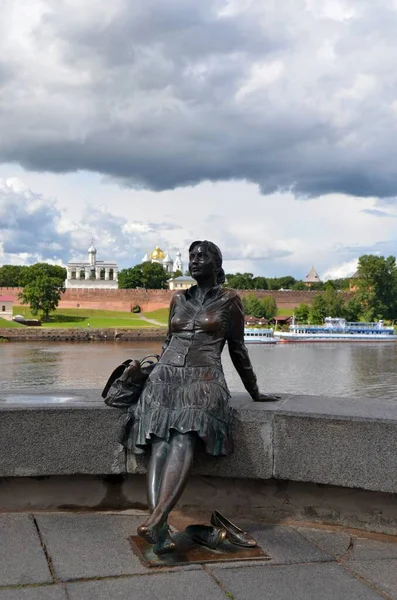 ヴェリキー ノヴゴロドの観光客の女の子への記念碑 — ストック写真
