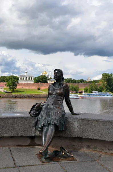 Veliky Novgorod 'daki turist bir kızın anıtı.