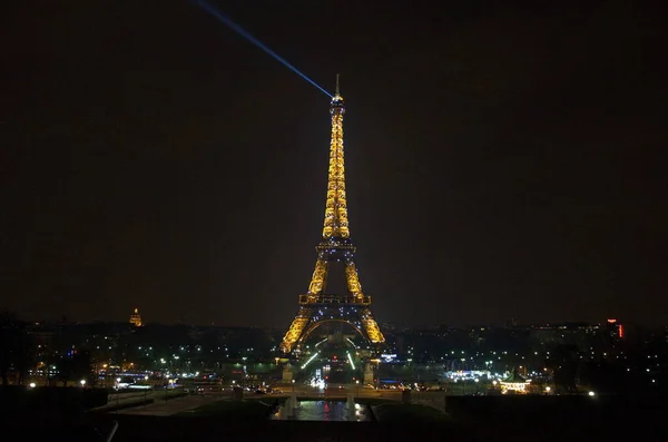 Paris mi? Gece-1 'de Eyfel Kulesi.