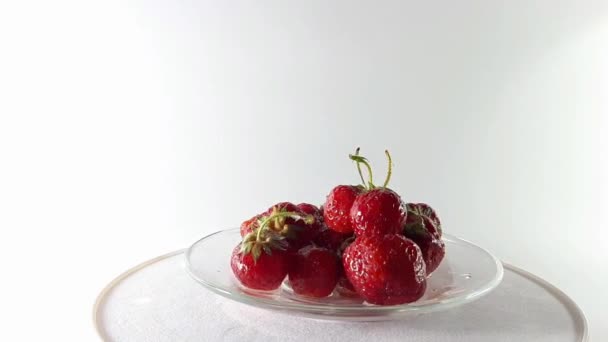 360 Degrés Vidéo Fraises Rouges Avec Des Feuilles Sur Une — Video