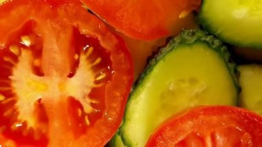 Salatalık ve domates, 360 derece dönüş. 360 derece, video. Lezzetli bir akşam yemeği. Sağlıklı yemek. Lezzetli ve vitaminli. Diyet ve vejetaryen. 