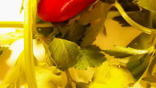 绿欧芹叶和胡椒360转360度 美味的晚餐 健康食品 美味和维生素 节食和素食 — 图库视频影像
