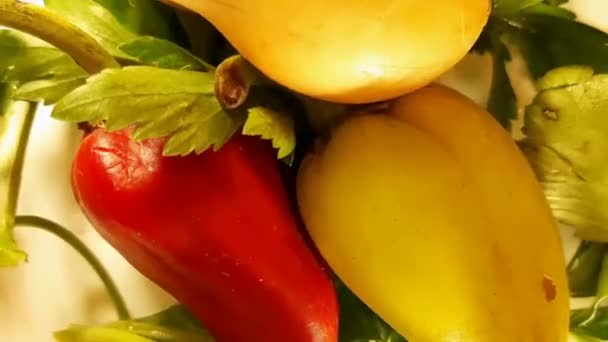 緑のパセリの葉 タマネギとコショウ 360ターン 360度 ビデオ おいしい夕食 健康食品 おいしいとビタミン 食事とベジタリアン — ストック動画