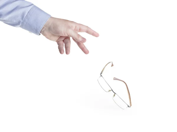 Açık mavi iş gömlekli bir adamın eli bardakları beyaz arka plana atar, kapatır.