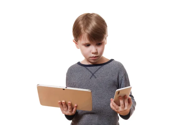 Retrato Lindo Niño Europeo Mantenga Teléfono Inteligente Computadora Tableta Mirando —  Fotos de Stock