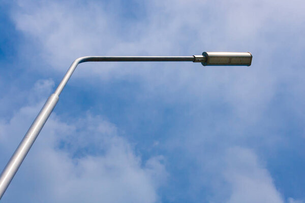 Улица вела лампу на фоне облачного неба. Предыстория текста
.