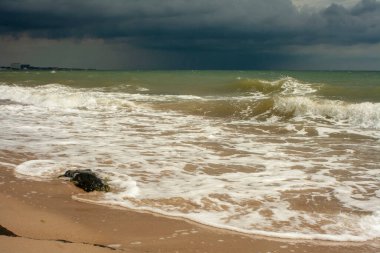 Okyanus üzerinde fırtına. Büyük bir dalga boş bir plaja yaklaşıyor. Yatay fotoğraf.
