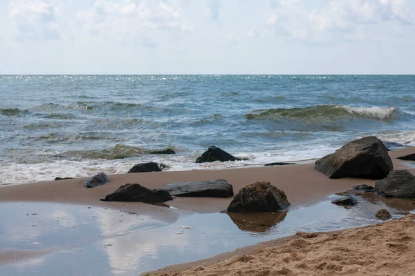 Meereswellen Krachen Einem Einsamen Strand Auf Steine — Stockfoto