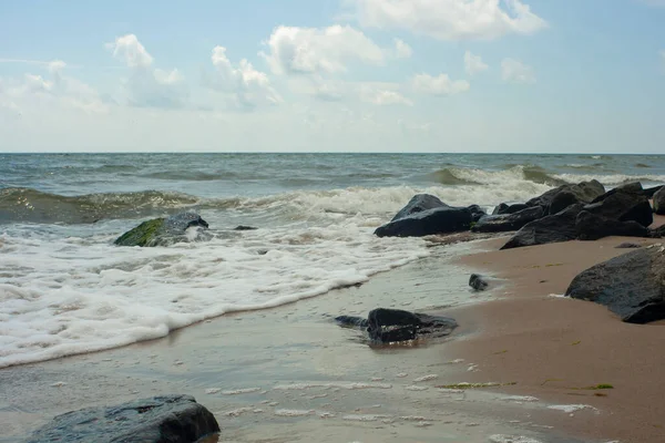 Horizontale Fotografie Von Schäumendem Meerwasser Meereswellen Brechen Steinen Die Mit — Stockfoto