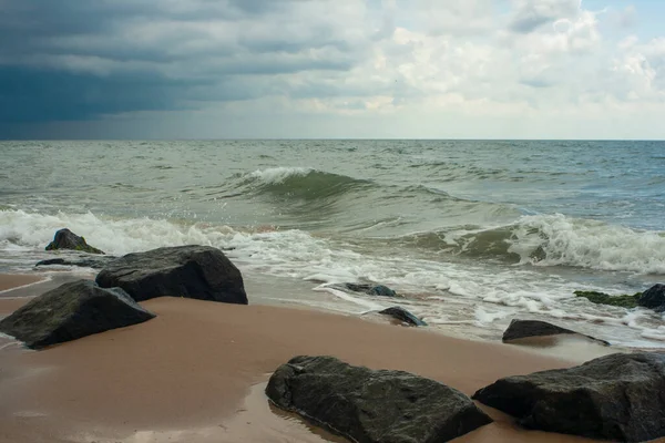 Große Welle Leeren Ufer Nasser Sand Strand Große Nasse Steine — Stockfoto