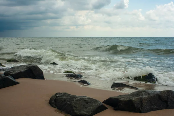 Horizontale Fotografie Von Schäumendem Meerwasser Große Welle Leeren Ufer Nasser — Stockfoto