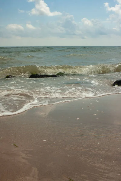 Vertikale Aufnahme Von Meereswellen Einem Einsamen Strand Schäumendes Meerwasser — Stockfoto