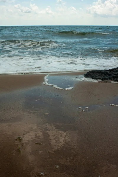 Boş Bir Plajın Dikey Fotoğrafı Köpüklü Deniz Suyu Deniz Dalgaları — Stok fotoğraf