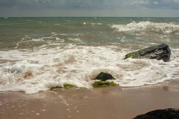 Schäumendes Meerwasser Horizontale Fotografie Meereswellen Brechen Steinen Die Mit Grünem — Stockfoto