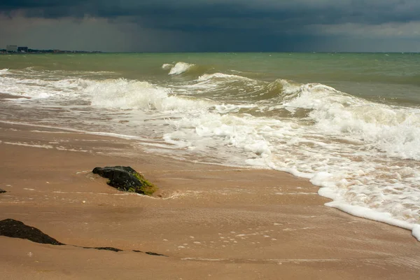 Horizontales Foto Eine Große Welle Nähert Sich Einem Leeren Strand — Stockfoto