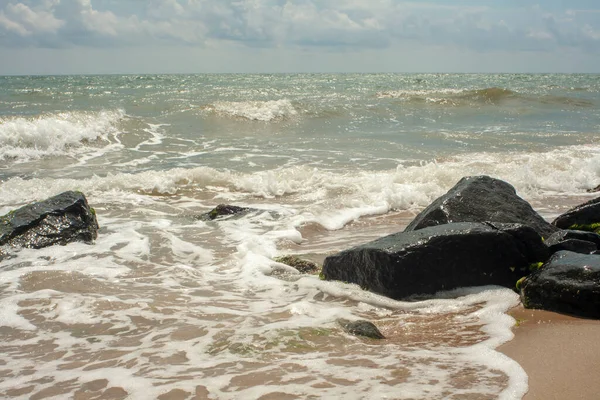 Einem Einsamen Strand Brechen Die Meereswellen Steinen Auf Schäumendes Meerwasser — Stockfoto