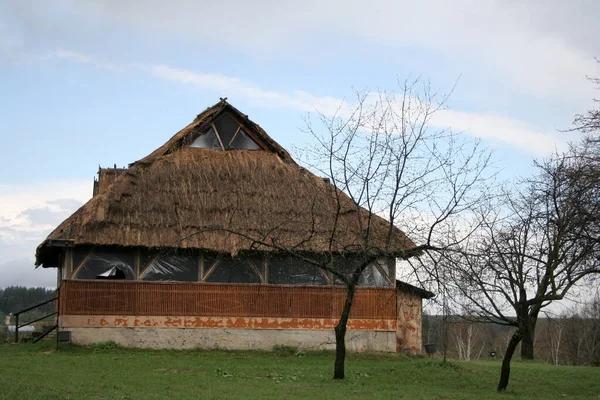 Stary Wiejski Dom Strzechą — Zdjęcie stockowe