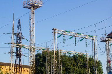 Elektrik santrali elektrik üretimi, iletim ve dağıtım sisteminin bir parçasıdır.