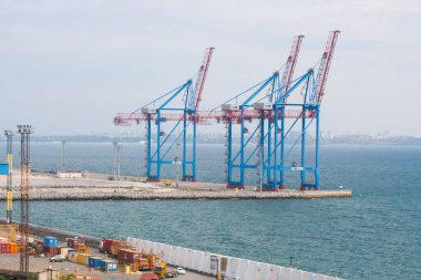 Limanda üç kargo vinci var. Kargolar limana..