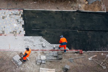 Efendiler kaldırım taşları döşüyorlar. Kaldırım Tamiri. Yol İşçileri Hava Görüntüsü.