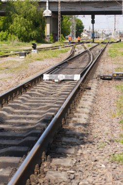 Köprünün altındaki demiryolu rayları