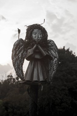 Şehir parkındaki bir meleğin anıtı.