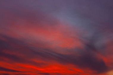 Kızıl gökyüzünde karanlık bir gün batımı