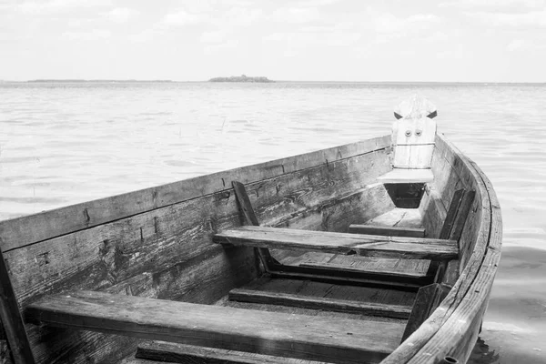 Zwart Wit Foto Van Een Boot Het Meer — Stockfoto
