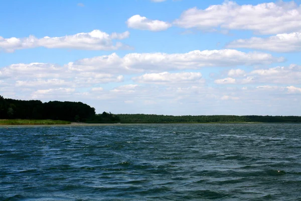 Lago Verão Sob Céu Nublado — Fotografia de Stock