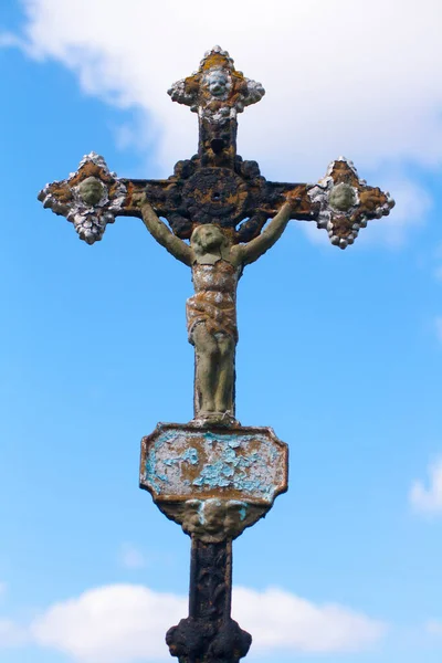 古い墓地の錆びた鉄の十字架 雲で空に向かって十字架を — ストック写真