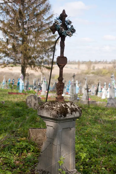 Kırsal Bir Mezarlıkta Eski Paslı Demir Haç — Stok fotoğraf