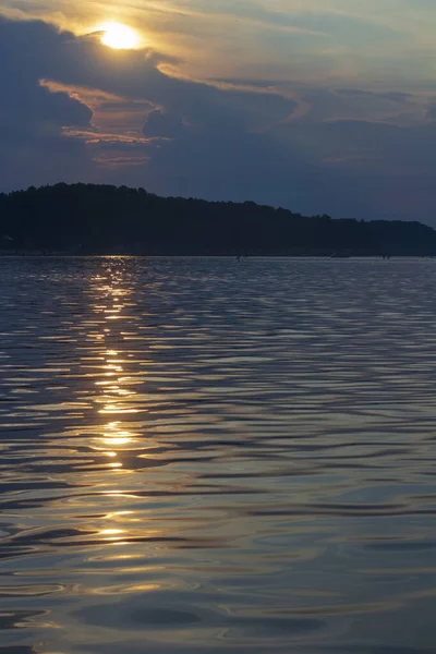 Imagem Vertical Pôr Sol Sobre Lago Sol Noite — Fotografia de Stock