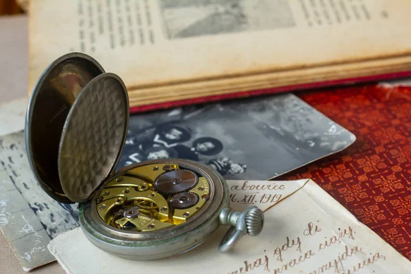 Viktorya döneminden kalma antika cep saati. Eski kitaplar ve fotoğraflar. Cep saati mekanizması yakın plan.