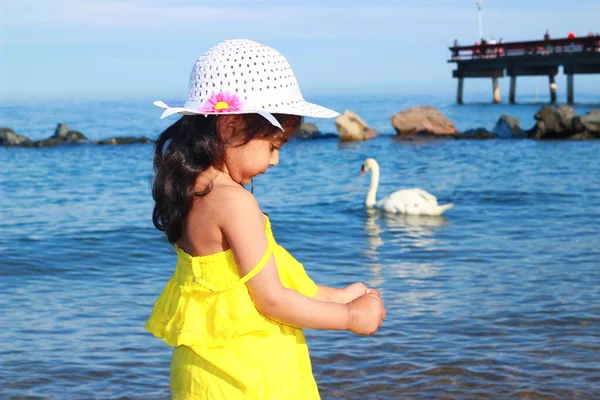 Дитина Грає Пляжі Крихітка Розважається Відкритому Повітрі Літні Канікули Здоровий — стокове фото
