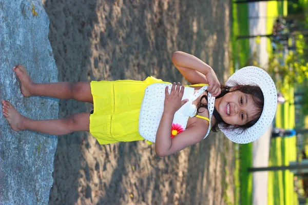 Bambino Con Cappello Borsa Tesa Che Giocano Nel Parco Beach — Foto Stock