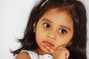 Küçük bir kızın birden fazla tatlı yüz ifadesi ve duygularının yakın çekimi.