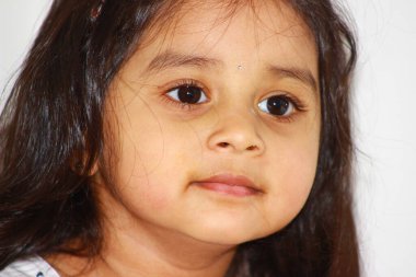 Küçük bir kızın birden fazla tatlı yüz ifadesi ve duygularının yakın çekimi.