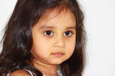 Küçük bir kızın birden fazla tatlı yüz ifadesi ve duygularının yakın çekimi.