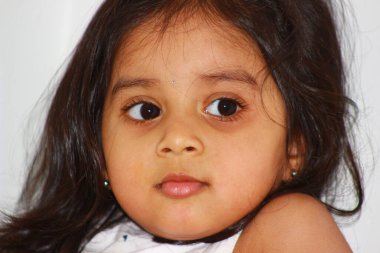 Küçük bir kızın birden fazla tatlı yüz ifadesi ve duygularının yakın çekimi.