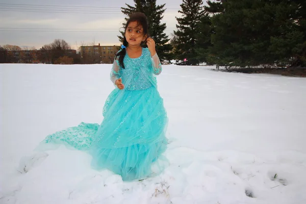 Una Niña Hermoso Vestido Azul Jugando Nieve — Foto de Stock