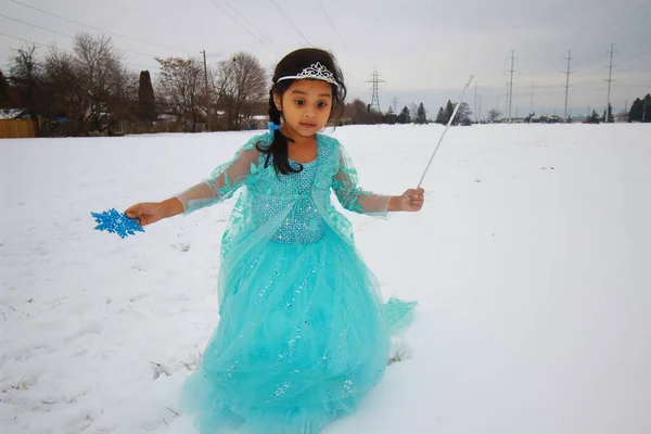 Маленька Дівчинка Красивій Блакитній Застібці Грає Снігу — стокове фото