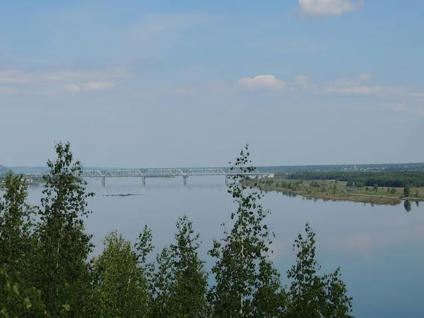 Beau Paysage Fluvial Avec Pont Horizon Arbres Avant — Photo