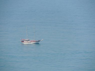 Okyanusta mavi bir tekne yüzüyor..