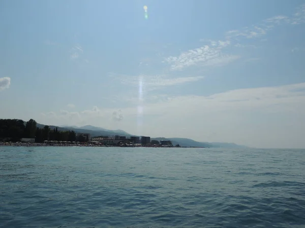 Ufukta Ağaçlar Şehirlerle Dolu Güzel Bir Deniz Manzarası — Stok fotoğraf