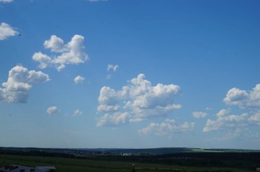 Güzel, berrak gökyüzü, bulutlar ve parlak mavi renkler..