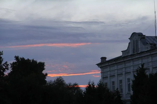 Puesta Sol Azul Rosa Con Edificio Antiguo Árboles Oscuros — Foto de Stock