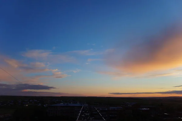 Schöner Roter Oranger Und Blauer Sonnenuntergang Mit Einigen Wolken Darauf — Stockfoto
