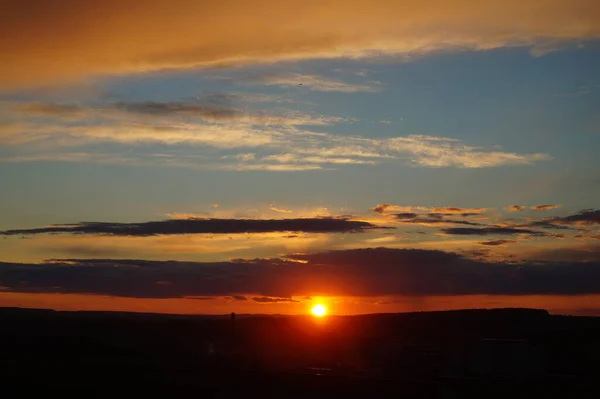 Belo Pôr Sol Laranja Vermelho Com Algumas Nuvens — Fotografia de Stock